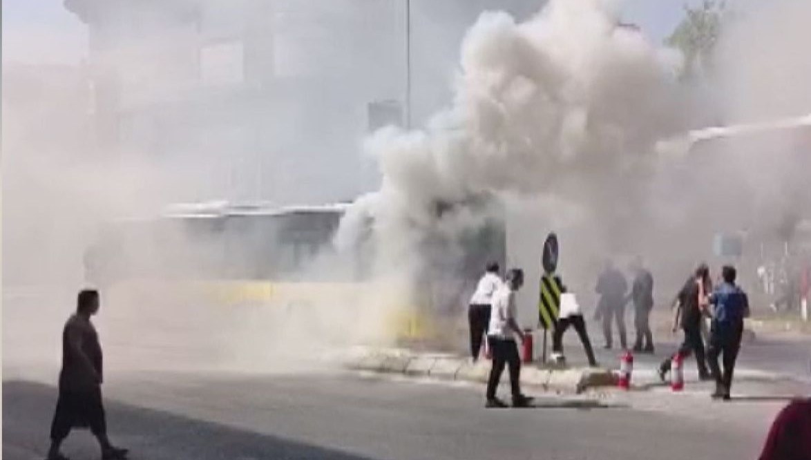 Sancaktepe'de İETT otobüsünde yangın