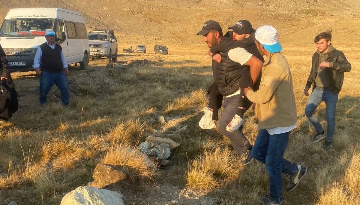 Şehitler anısına vefa yürüyüşü yapan gruba ayı saldırdı Şehitler anısına vefa yürüyüşü yapan gruba ayı saldırdı
