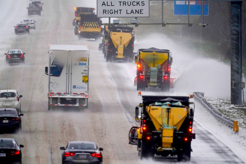 ABD'de sert kış: Araçlar yoldan çıktı, yüz binlerce kişi elektriksiz kaldı - 1