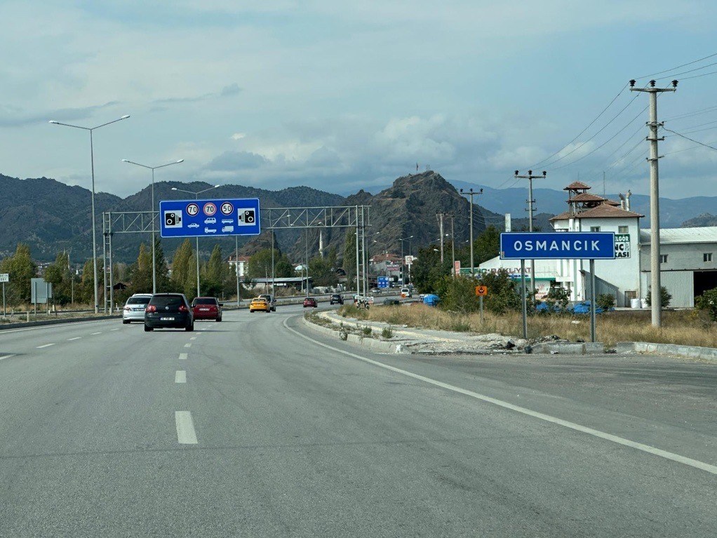 Trafik levhalarının düzene kavuştuğu yerler arasında Osmancık da var. Sürücüler bu bölgede trafik cezalarından yılmıştı.