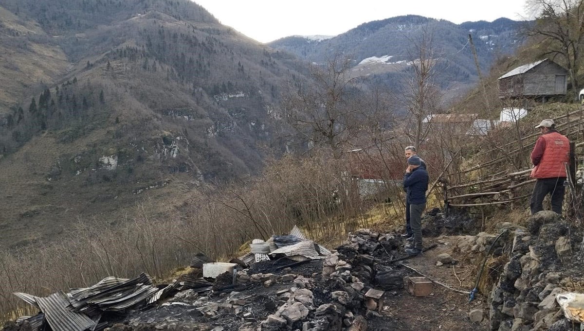 Ordu'daki yangında ahşap ev küle döndü