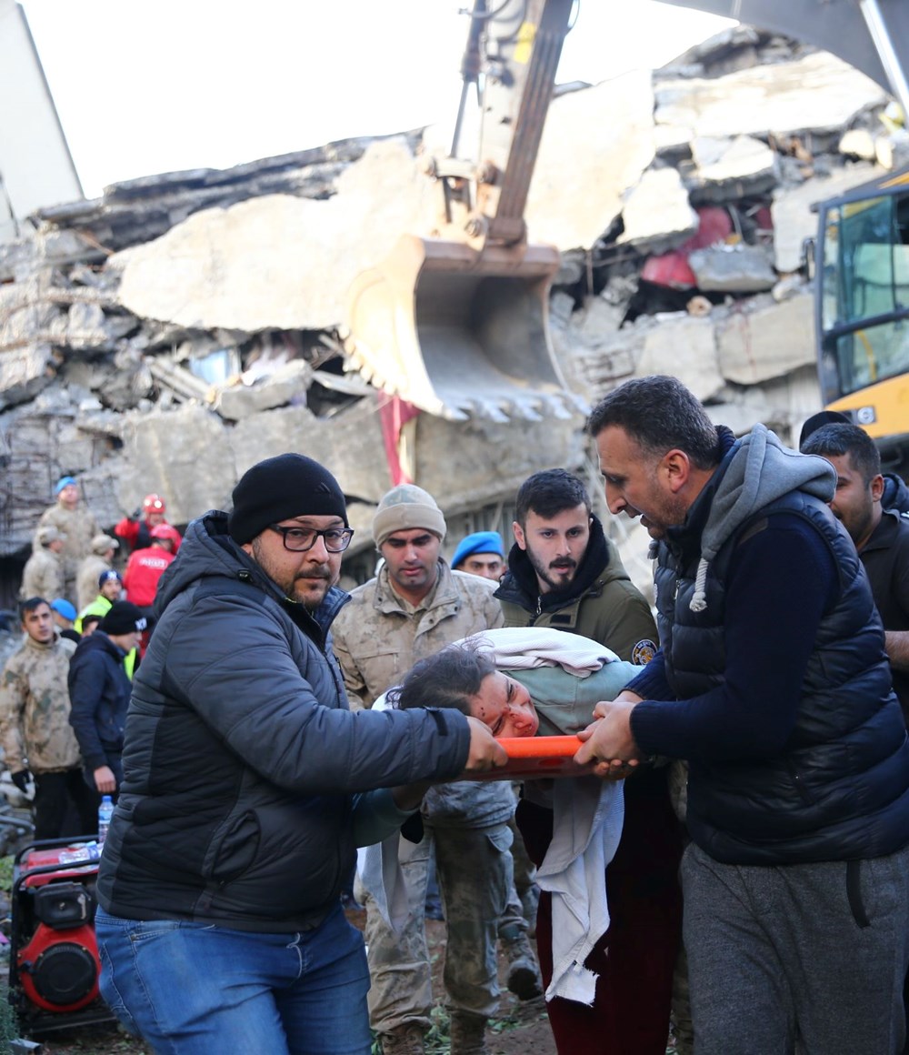 Enkaz altındakiler için zamana karşı yarış - 13