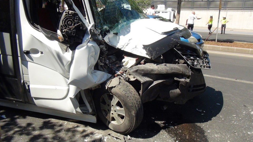 Yolcu minibüsü traktör römorkuna çarptı: 5'i ağır 16 yaralı - 1