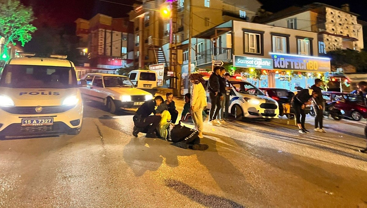 Uygulama noktasında 2’si polis 4 kişiye çarpıp kaçtı Uygulama noktasında 2’si polis 4 kişiye çarpıp kaçtı