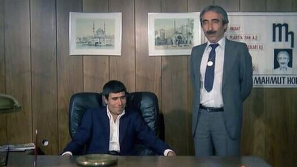 Şener Şen, Turgul’un yazıp Ertem Eğilmez’in yönettiği Banker Bilo’da İlyas Salman ile başrolü paylaşmıştı.
