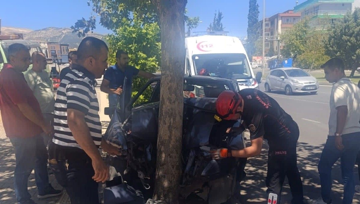 Otomobil ağaca çarptı, sürücü yaralandı