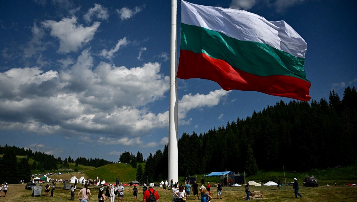 Bulgaristan'ın en büyük bayrağı AB'nin en yüksek direğinde göndere çekildi: Türkiye'de üretildi