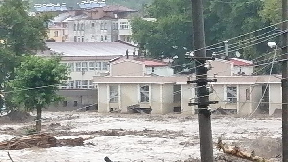 Batı Karadeniz'i sel vurdu: 13 yaşındaki kız çocuğu selde kayboldu - 20