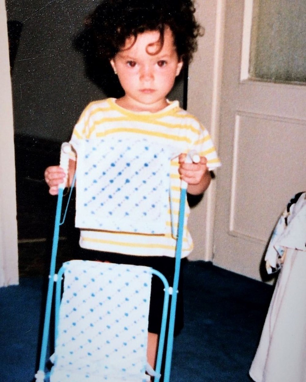 Su Burcu Yazgı Coşkun'dan nostaljik kare (Ünlülerin çocukluk ve gençlik halleri) - 257