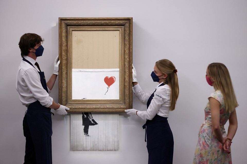 Banksy kendi rekorunu kırdı: 'Parçalanan' esere 18,5 milyon sterlin - 1
