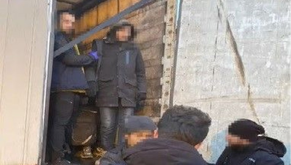 TIR'ın dorsesinden 18 kaçak göçmen çıktı