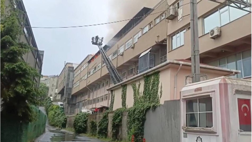 Eyüpsultan'da tekstil firmalarının bulunduğu dört katlı binada yangın