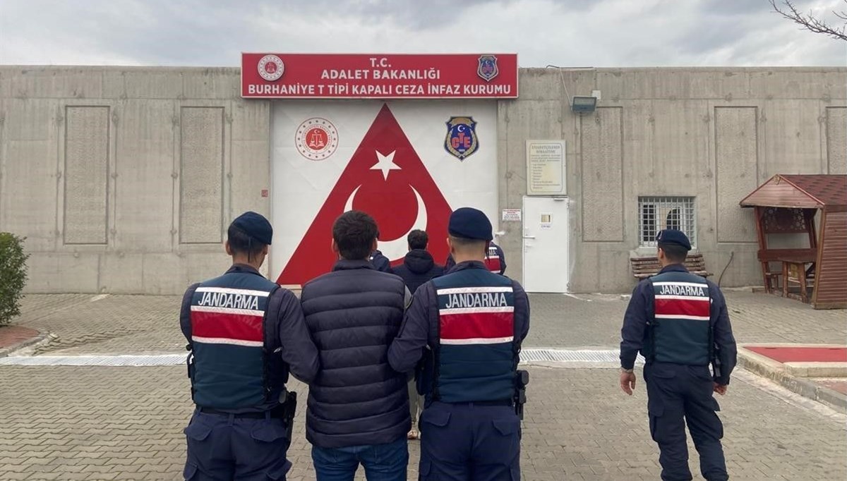 Balıkesir'de 6 günde 45 düzensiz göçmen yakalandı, 2 organizatör tutuklandı Balıkesir'de 6 günde 45 düzensiz göçmen yakalandı, 2 organizatör tutuklandı