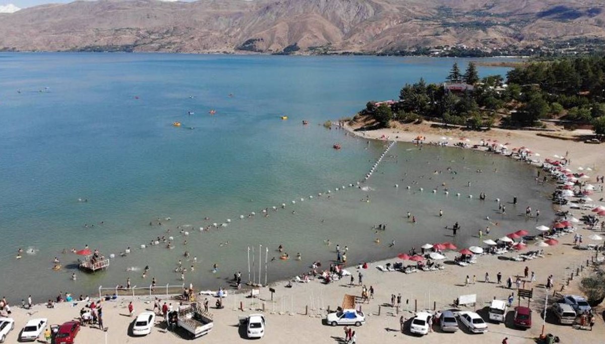 Yüzerken kalp krizi geçirdi