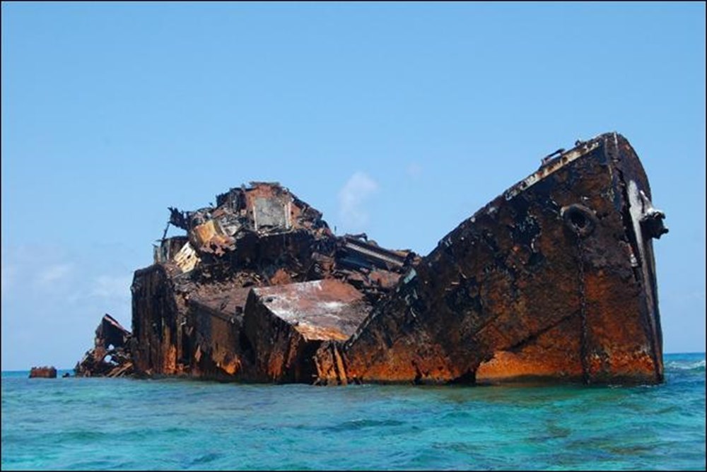 Ship wreck. Бермудский треугольник корабли призраки. Корабль Либерти затонувший. Затонувший корабль Кара-Кармен. Принц Ойген корабль затонувший.