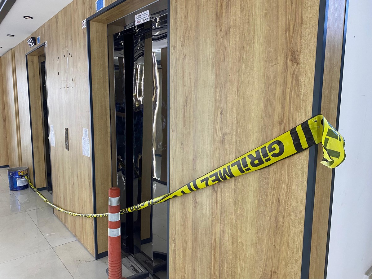 Önce 2. katta kalan asansör bir süre sonra yere çakıldı.