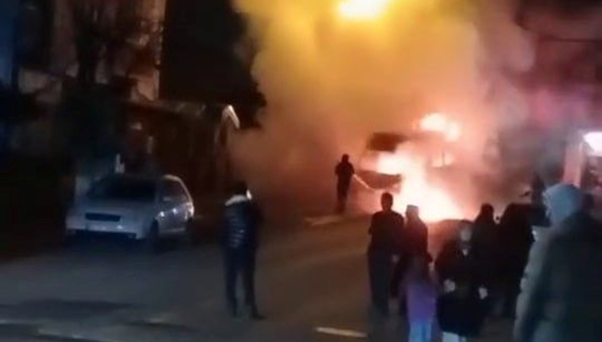 Arızalanan minibüs alev topuna döndü Arızalanan minibüs alev topuna döndü