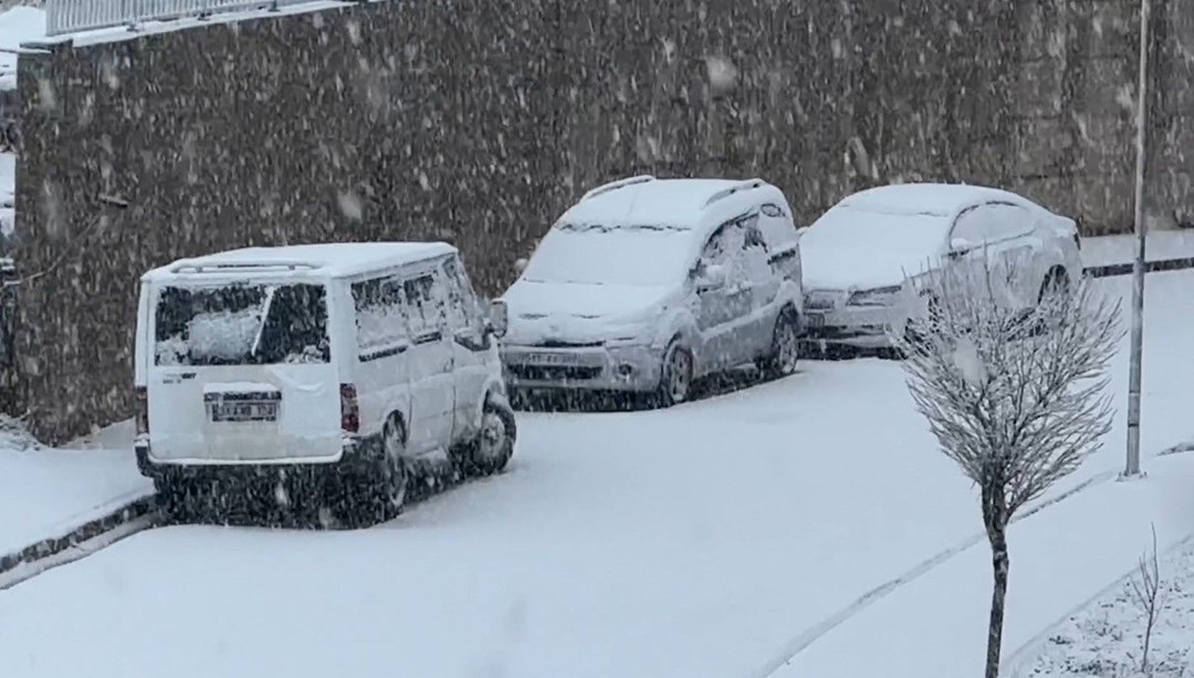 Nisan ayında lapa lapa yağdı: Yoğun kar yağışı bir ili beyaza bürüdü