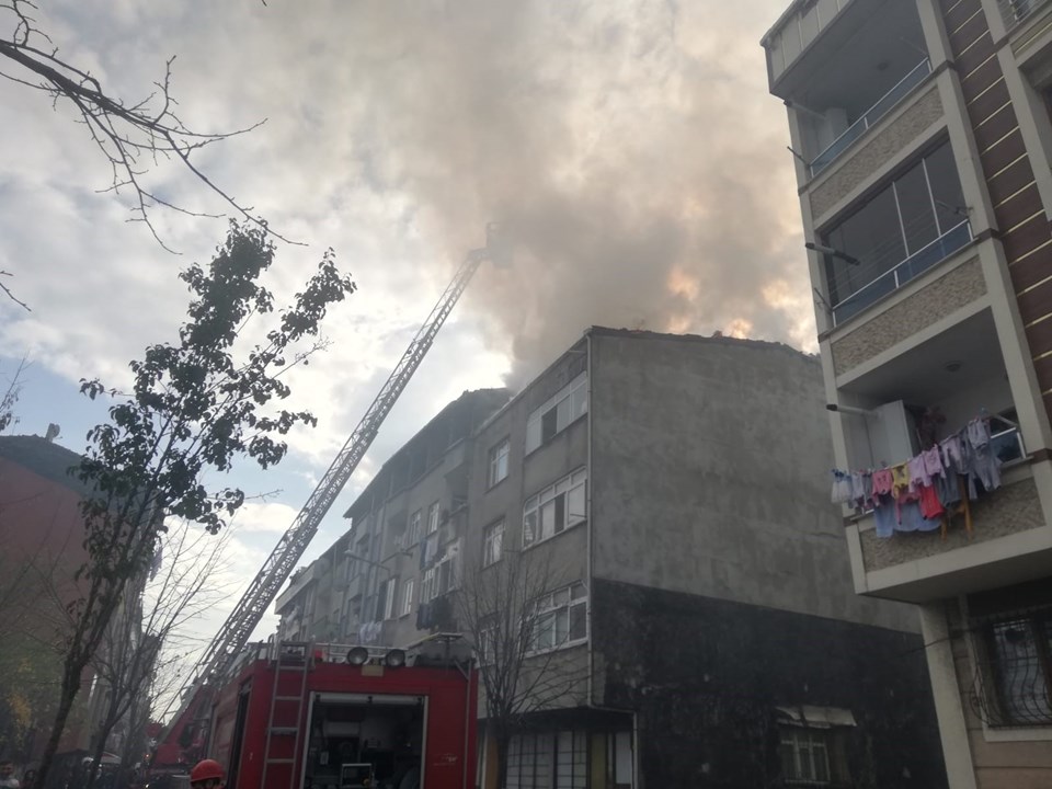 İstanbul'da yangın nedeniyle boşaltılan binadan hırsızlığa linç girişimi - 1