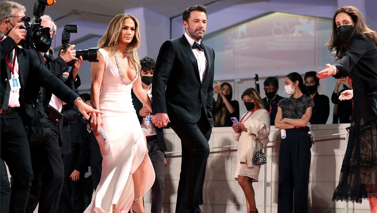 Jennifer Lopez ile Ben Affleck Venedik Film Festivali'nin kırmızı halısında