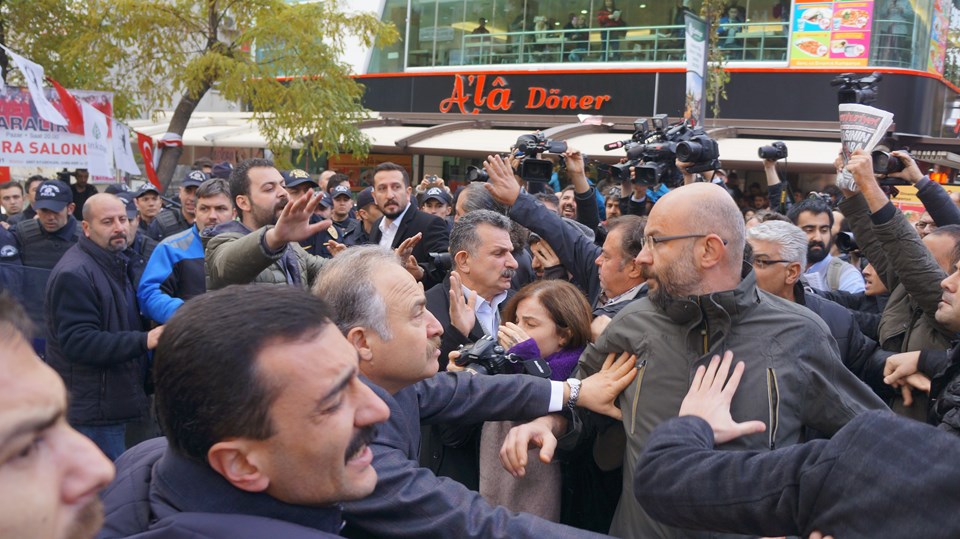 Gazeteci Can Dündar ve Erdem Gül’ün tutuklanmasına protesto - 9