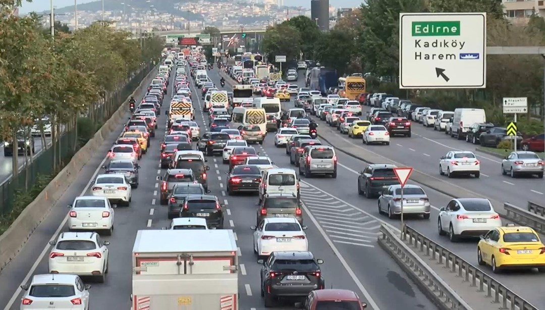 İstanbul'da pazartesi trafiği: Anadolu Yakası'nda araçlar dur kalkla ilerliyor