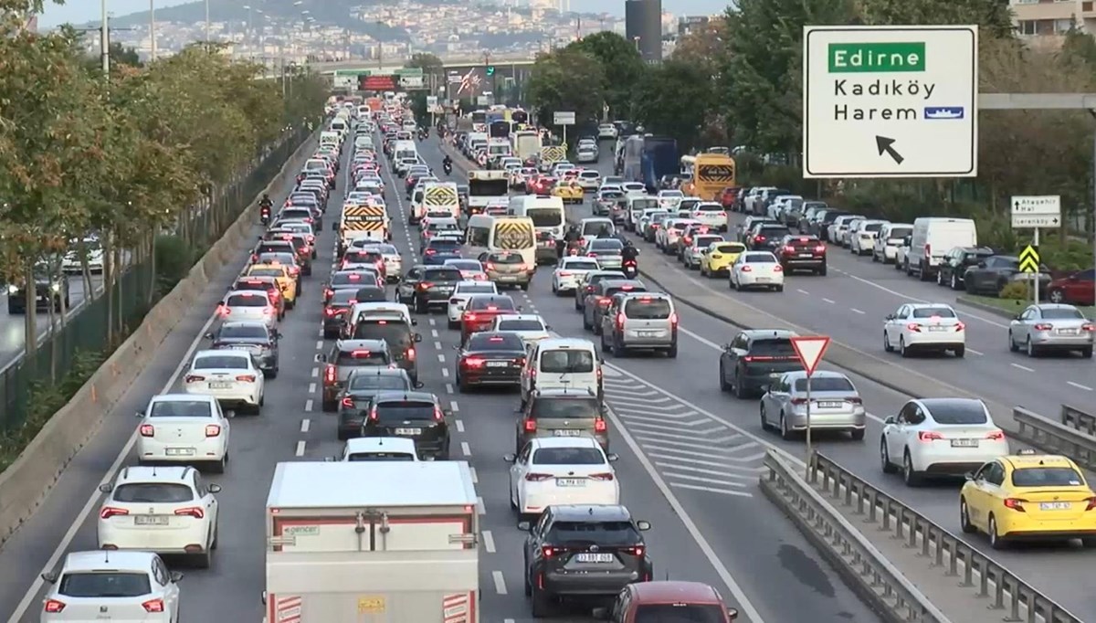 İstanbul'da pazartesi trafiği: Anadolu Yakası'nda araçlar dur kalkla ilerliyor