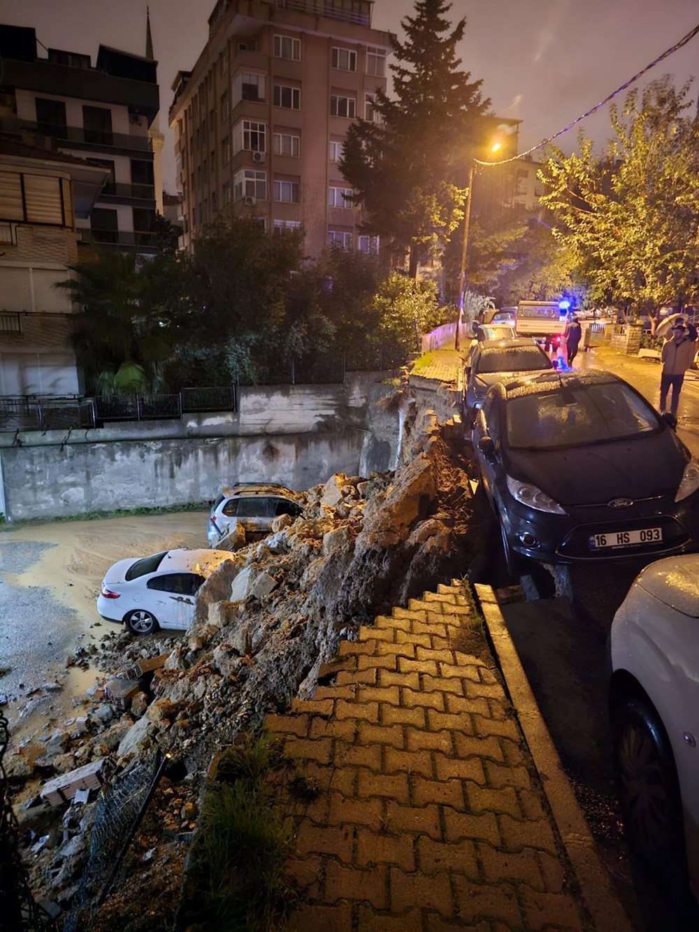 İstanbul'da istinat duvarı araçların üzerine devrildi - 3