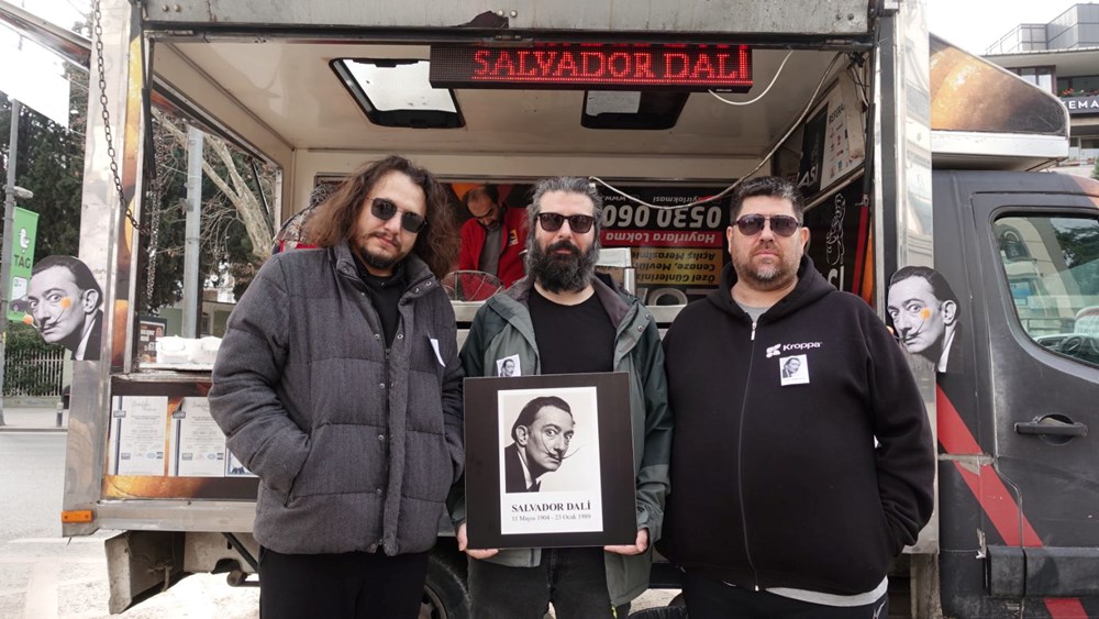 Kadıköy'de Salvador Dali'nin ölüm yıl dönümünde lokma dağıtıldı - 2