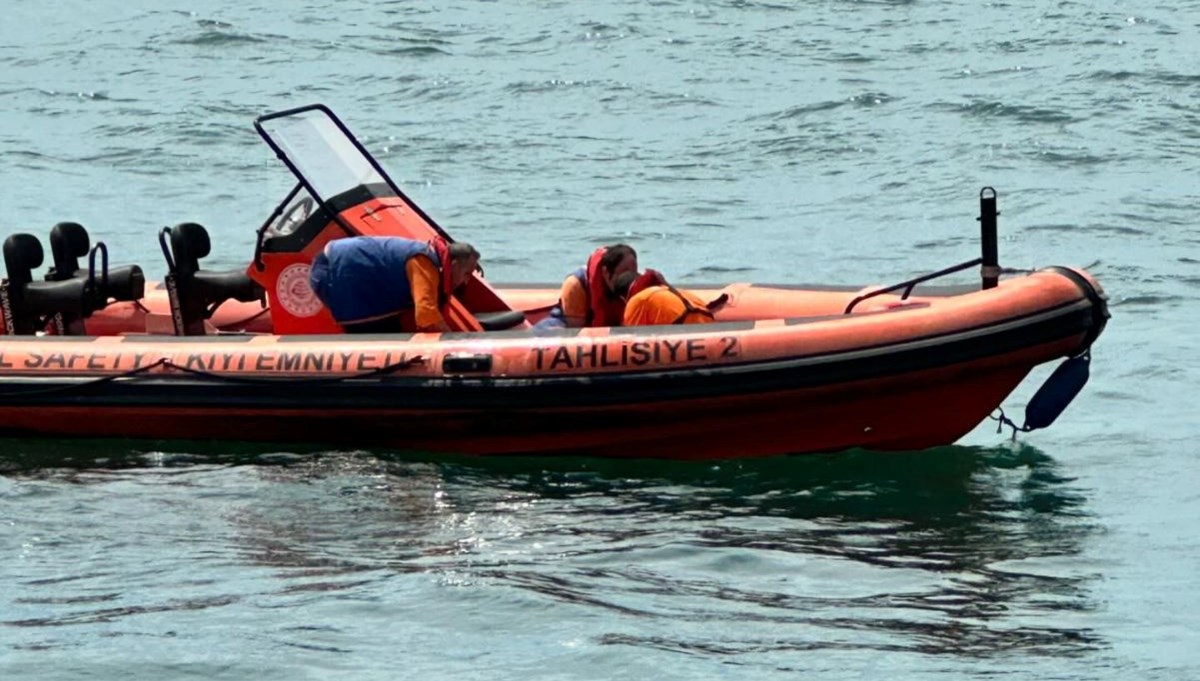 Vapurdan atlayan yolcuyu kıyı emniyeti ekipleri kurtardı