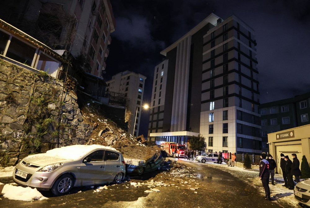 Kağıthane�de istinat duvarı çöktü, 4 araç altında kaldı Son Dakika
