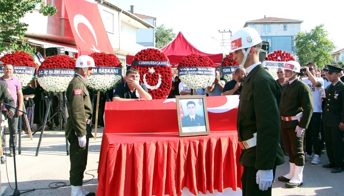 Şehit üsteğmene veda Şehit üsteğmene veda