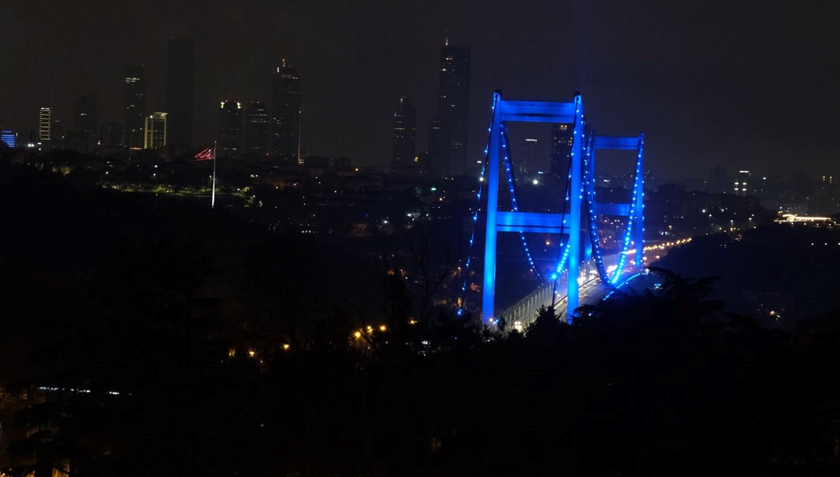 İstanbul'da köprüler kolon kanseri için ışıklandırıldı İstanbul'da köprüler kolon kanseri için ışıklandırıldı