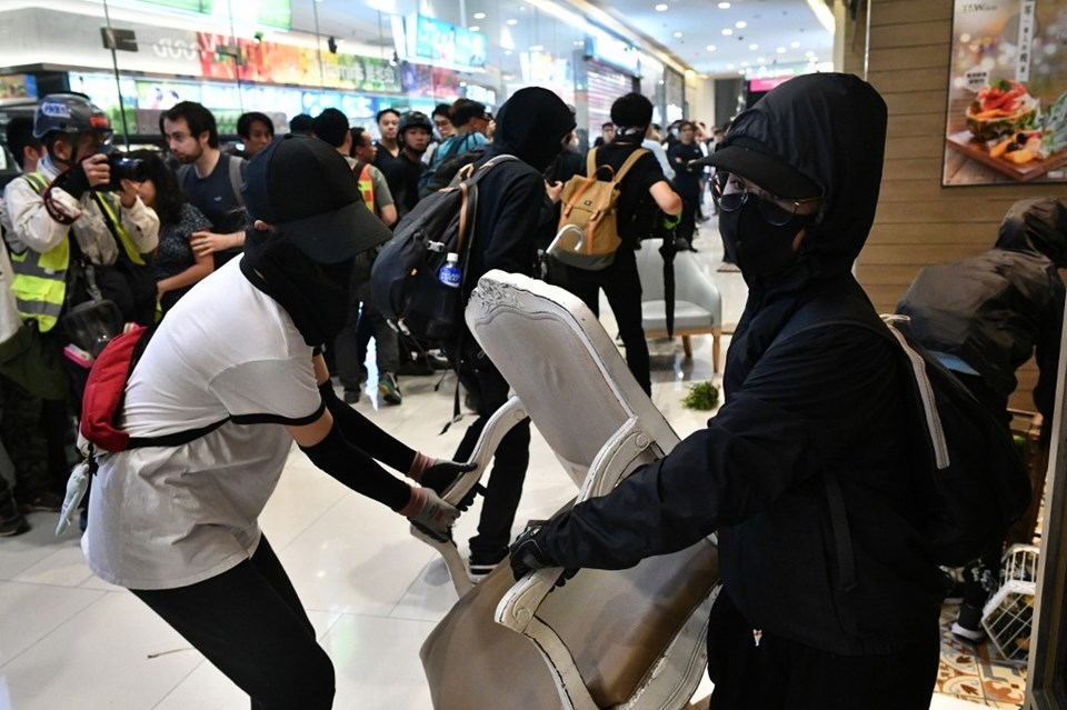 Hong Kong'da protestocular metro istasyonlarına saldırdı - 3