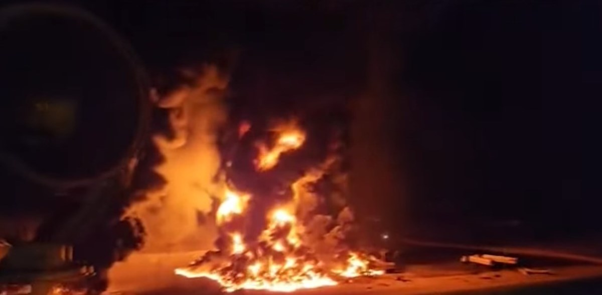 Denizcilerin kaydettiği görüntülerde çevrede gerçekleşen patlamalar olduğu görülüyor Denizcilerin kaydettiği görüntülerde çevrede gerçekleşen patlamalar olduğu görülüyor