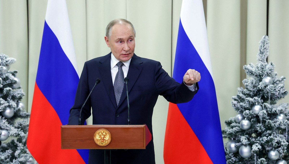 Rus lider Putin, Taliban'ı terör örgütü listesinden çıkaran imzayı attı Rus lider Putin, Taliban'ı terör örgütü listesinden çıkaran imzayı attı