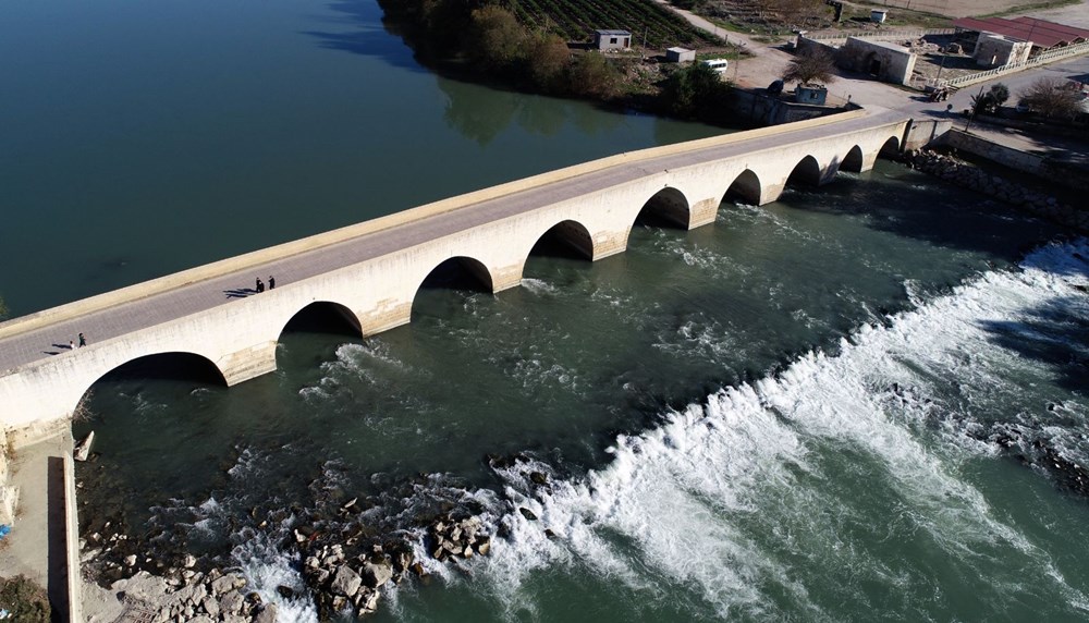 Misis Köprüsü’ne sprey boya ile yazı yazdılar - 13