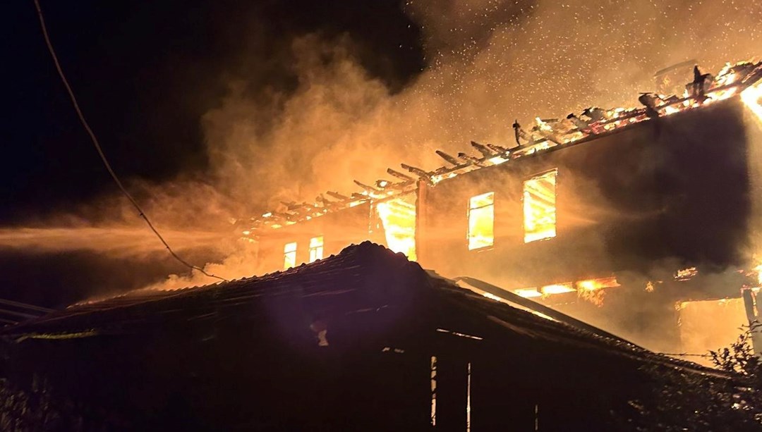 Kastamonu'da 3 katlı ev küle döndü