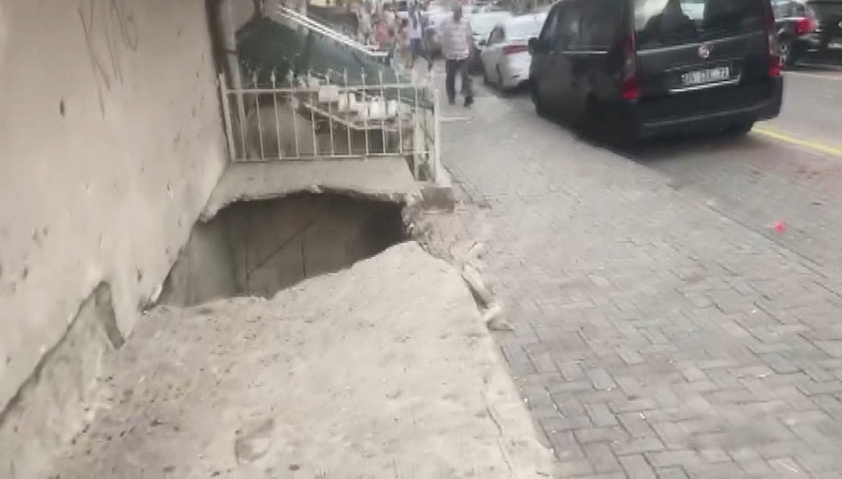 Beton zemin çöktü: İki kişi çukura düştü Beton zemin çöktü: İki kişi çukura düştü