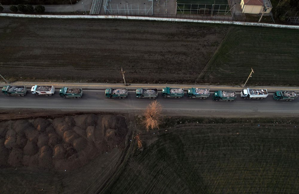 Kahramanmaraş’ta enkazı taşıyan hafriyat kamyonları metrelerce kuyruk oluşturdu - 5