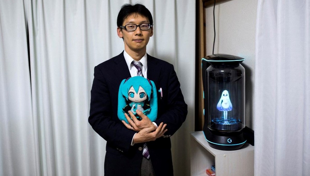 Hologramla evlenen Japon, eşiyle artık konuşamıyor