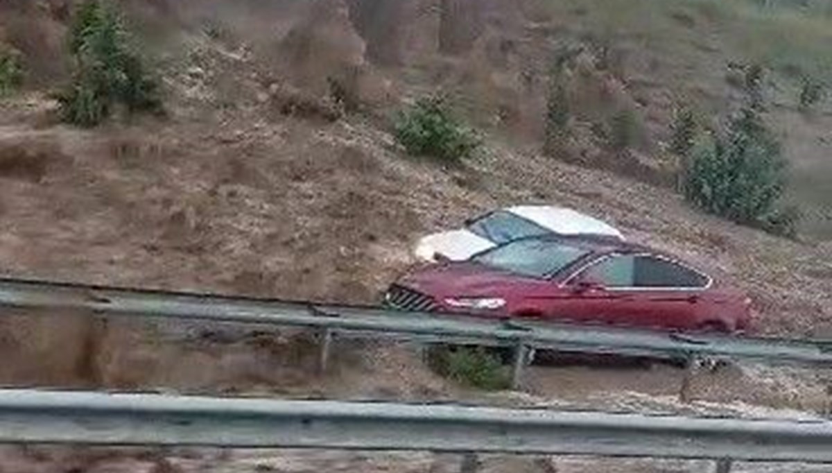 Selin dağlardan getirdiği çamur 2 aracı böyle yuttu Selin dağlardan getirdiği çamur 2 aracı böyle yuttu