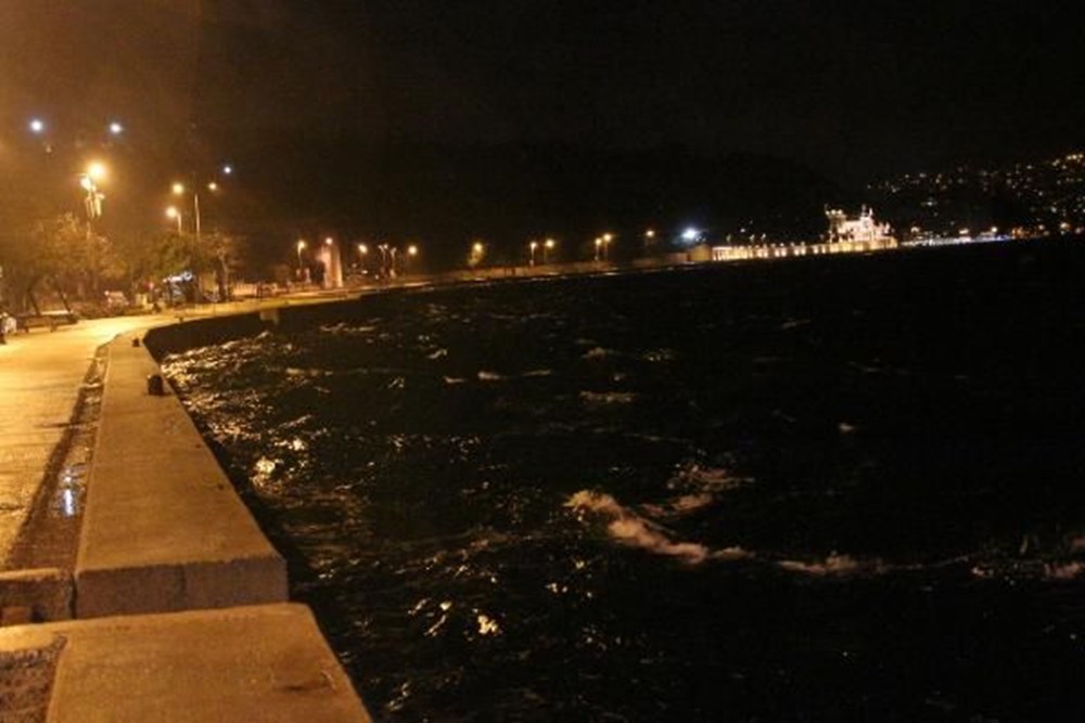 İstanbul'da gökyüzünü kara bulutlar kapladı - 11