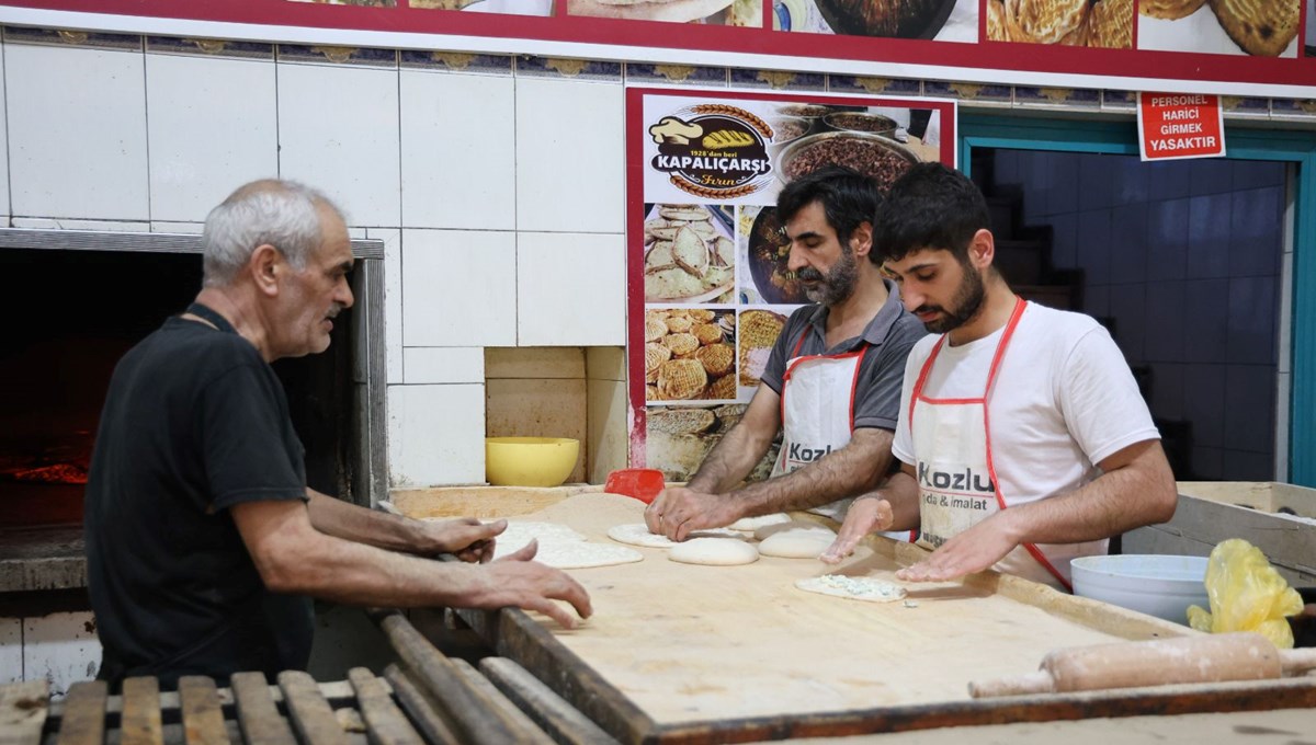Fırıncıların zorlu ekmek mesaisi: Sıcaklık 80 dereceyi buluyor