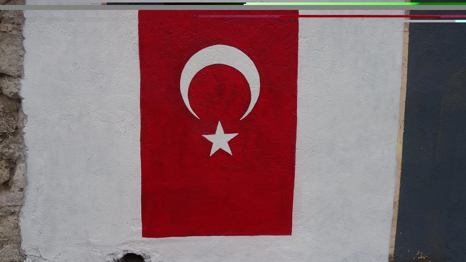 'Yıpranmış bayrak, uykumu kaçırıyor' dedi, bir gecede ilçedeki Türk bayraklarını değiştirdi - 2