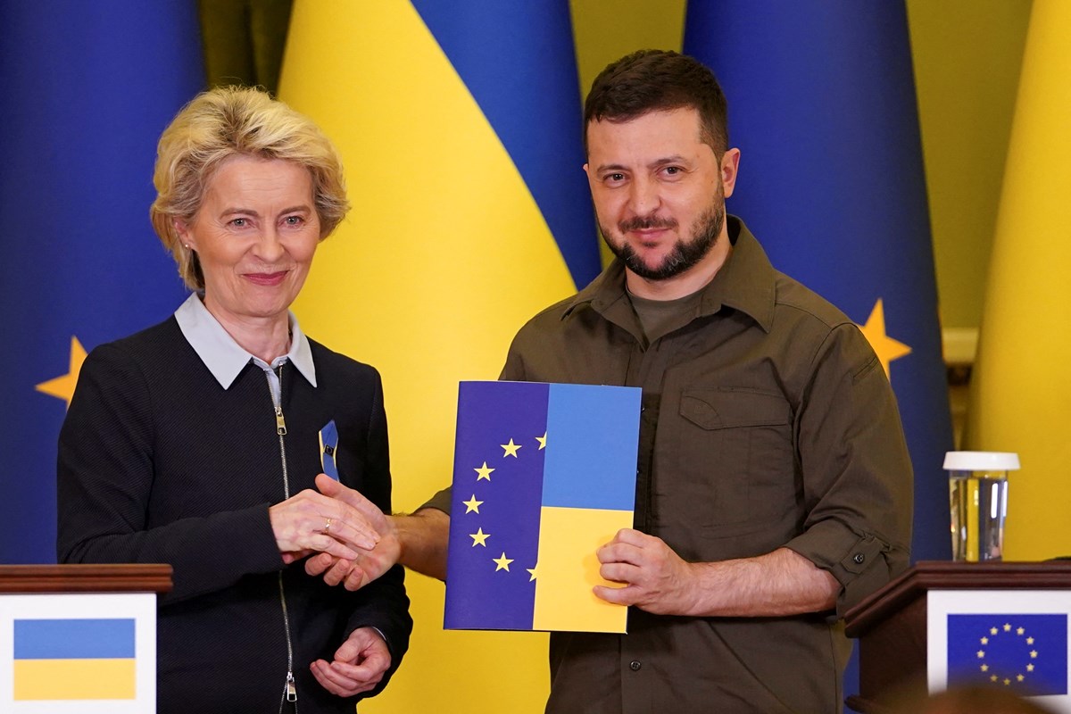 Avrupa Komisyonu Başkanı Ursula Von der Leyen, Ukrayna Devlet Başkanı Zelenski ile ortak basın toplantısı düzenledi. Avrupa Komisyonu Başkanı Ursula Von der Leyen, Ukrayna Devlet Başkanı Zelenski ile ortak basın toplantısı düzenledi.