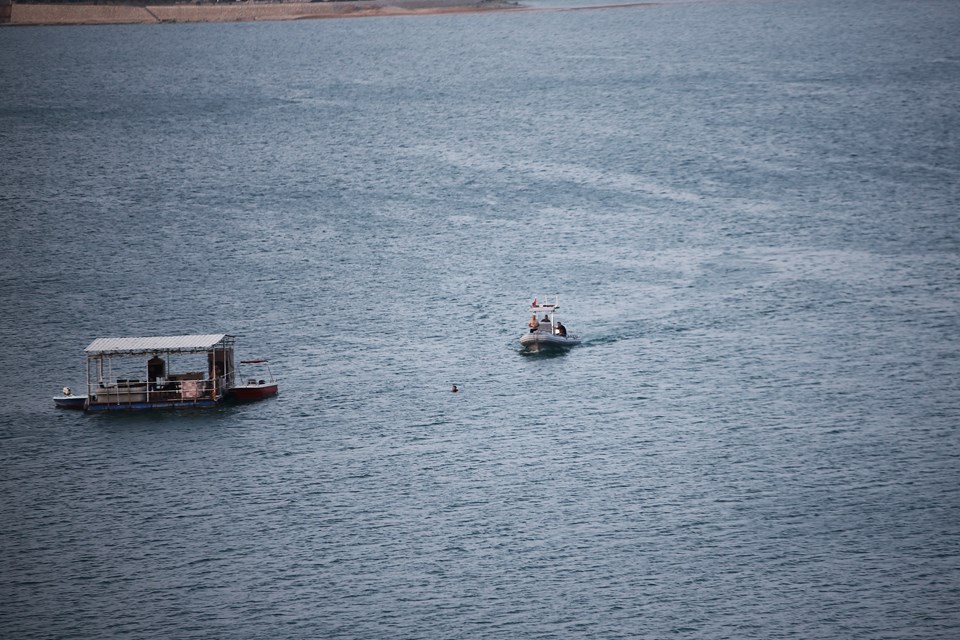 Adana'da baraj gölünde yelkenli tekne alabora oldu: 1 kayıp - 1