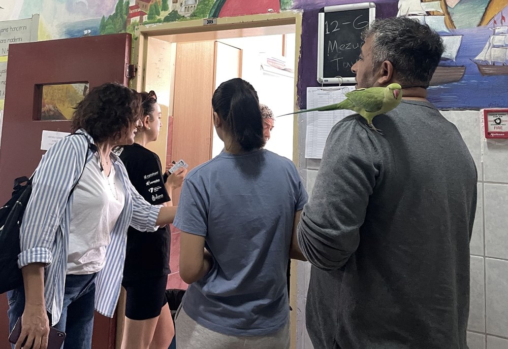 Sandık başından ilginç görüntüler: Kral da var astronot da - 13