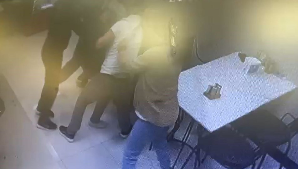 Saldırıya uğrayan genç, sığındığı işletmede bıçaklanarak öldürüldü