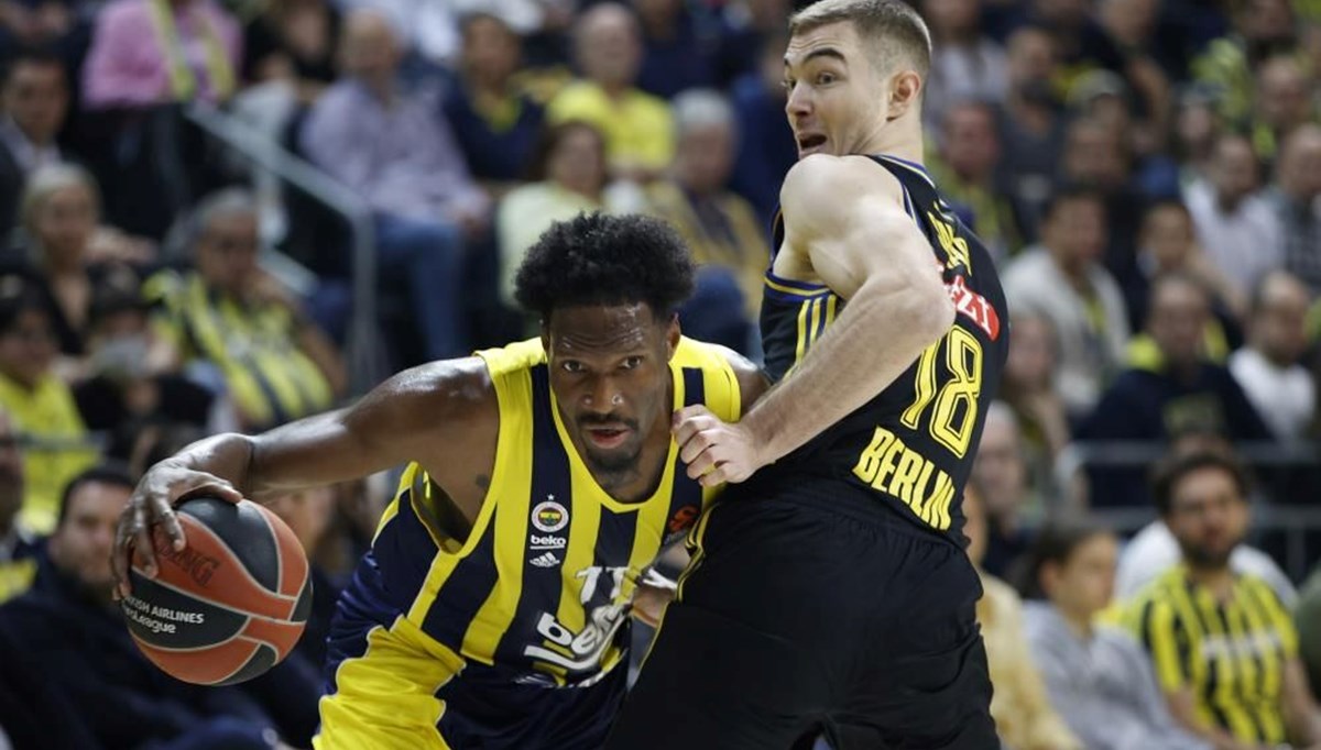 Hayes-Davis'ten rekor: Fenerbahçe farklı kazandı Hayes-Davis'ten rekor: Fenerbahçe farklı kazandı